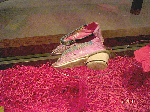 Minuscule shoes for Lotus Feet - Bata Shoe Museum- Toronto. Canada.  3 juillet 2007