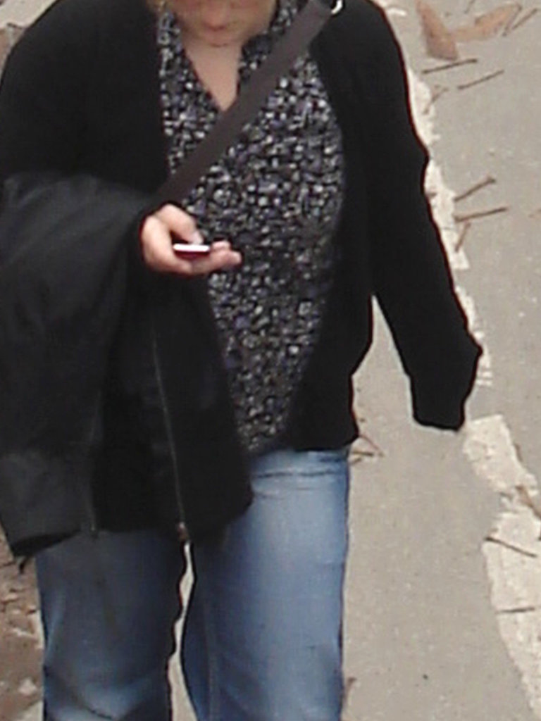 Blonde Danoise un peu dodue à son cellulaire / Chubby sexy blond on flats at her cell phone - Copenhague, Danemark.  20 octobre 2008.