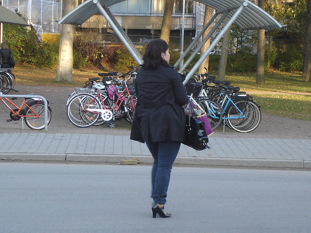 Jeune  cycliste suédoise en talons hauts / Young swedish high-heeled biker - Ängelholm / Sweden - Suède /  23-10-2008.