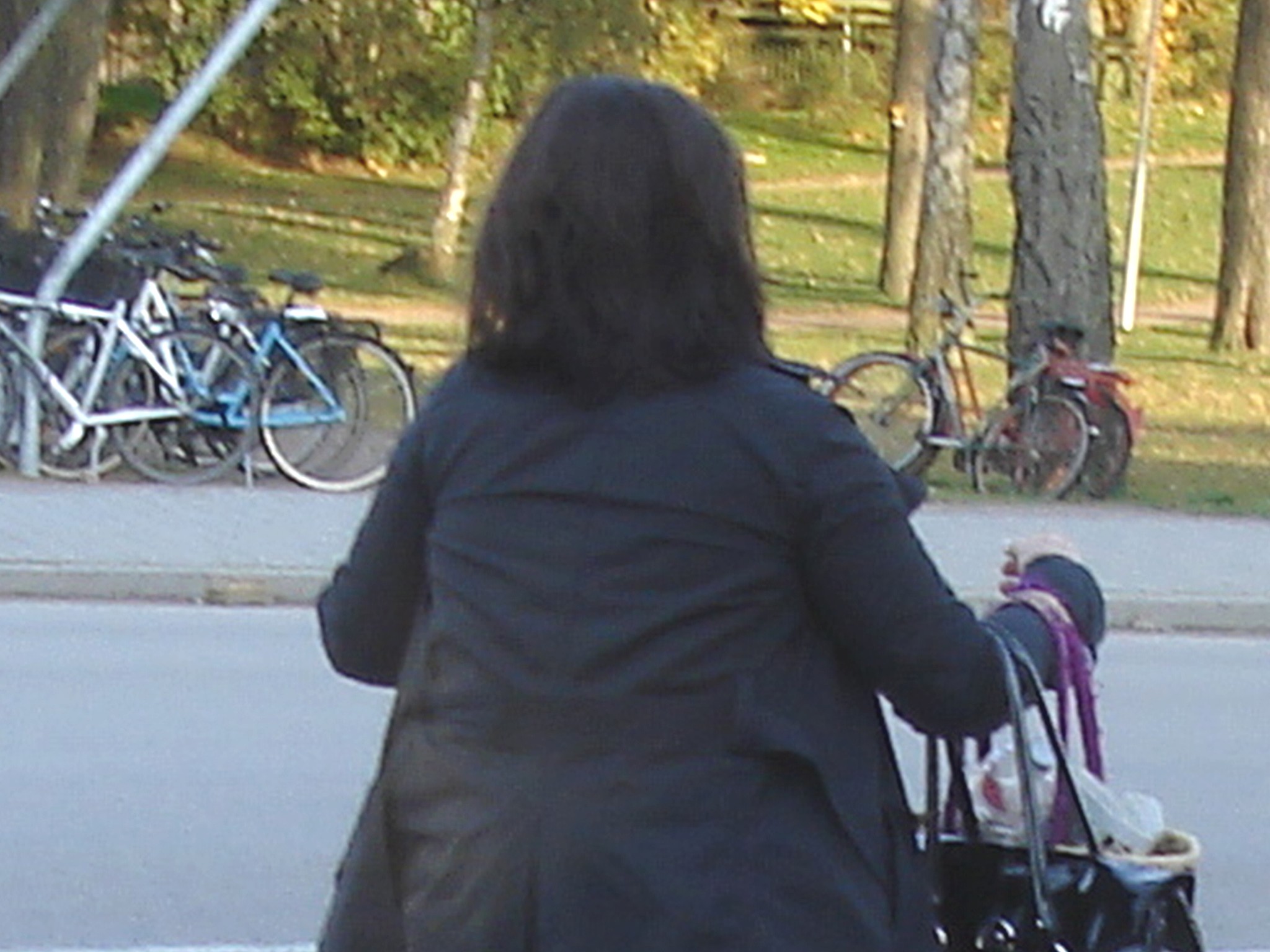 Jeune  cycliste suédoise en talons hauts / Young swedish high-heeled biker - Ängelholm / Sweden - Suède /  23-10-2008.