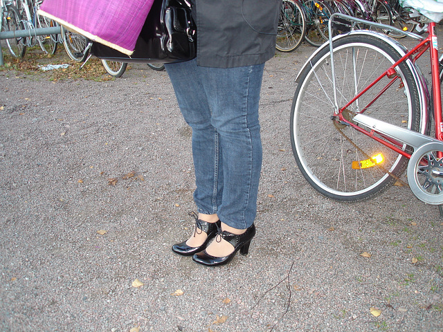 Jeune  cycliste suédoise en talons hauts / Young swedish high-heeled biker - Ängelholm / Sweden - Suède /  23-10-2008.