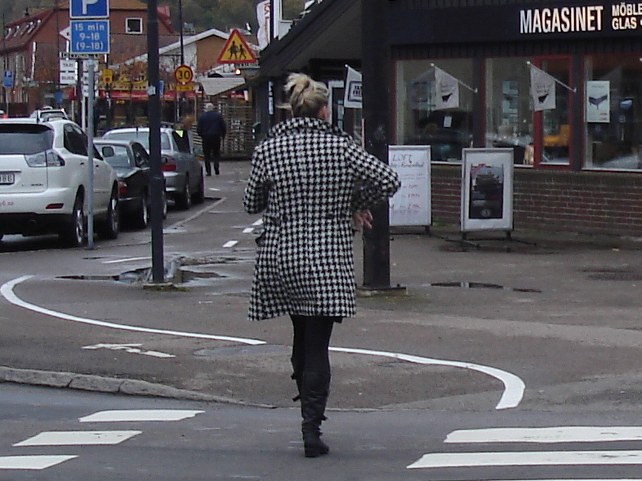 La blonde Astrakanen en bottes sexy à talons trapus /  Astrakanen blond in sexy chunky heeled boots - Båstad , Suède / Sweden.  21 octobre 2008- Bichromie en N & B