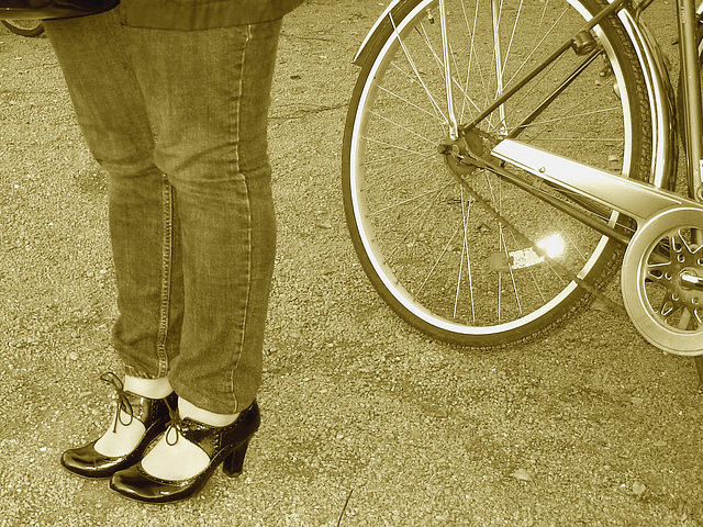 Jeune  cycliste suédoise en talons hauts / Young swedish high-heeled biker - Ängelholm / Sweden - Suède /  23-10-2008.- Sepia