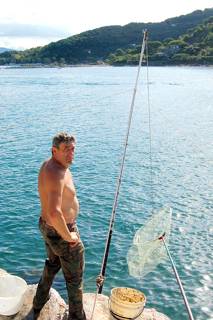 fiŝkaptisto en Portovenere - Angler in Portovenere