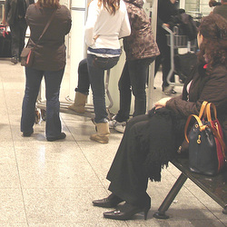 SORTIE DES PASSAGERS / PASSENGERS EXIT.