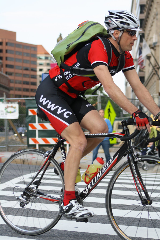 Bicyclist.15th.NYAvenue.NW.WDC.22April2010