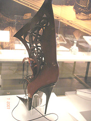 Women Supremacy eccentric Boots - version éclaircie  - Bata Shoe Museum - Toronto, Canada -  3 Juillet 2007