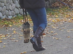 Bonheur canin avec bottes & jeans / Canine happiness with jeans & boots- Vue sur bottes et sacoche