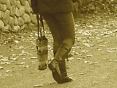 Bonheur canin avec bottes & jeans / Canine happiness with jeans & boots -  Version Sepia