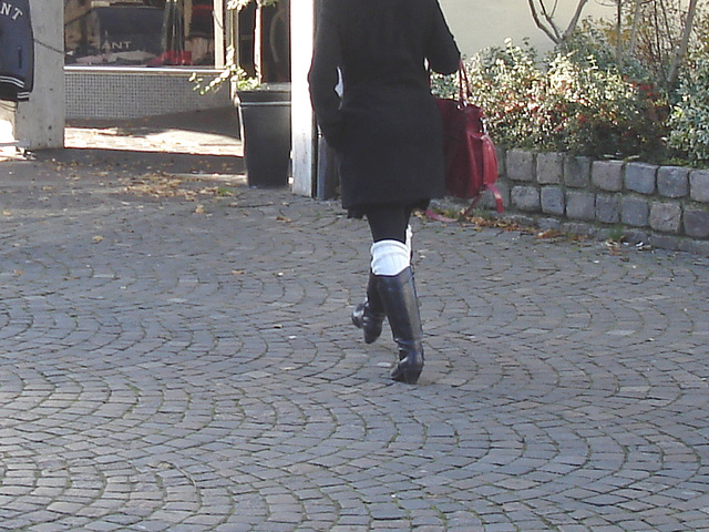 La Dame Josfphsons aux bottes sexy / Josfphsons Lady in white warmers and black leather hammer heeled boots  - Ängelholm /  Suède - Sweden.   23-10-2008