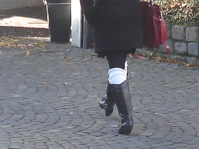 La Dame Josfphsons aux bottes sexy / Josfphsons Lady in white warmers and black leather hammer heeled boots  - Ängelholm /  Suède - Sweden.   23-10-2008