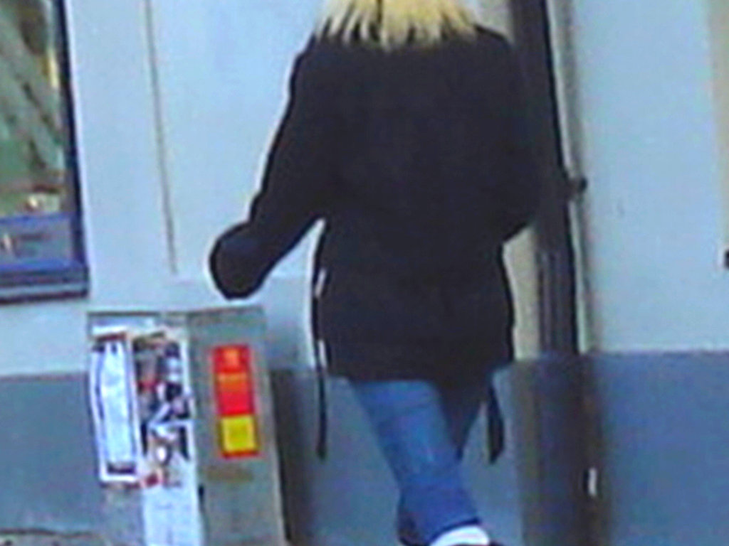 Guldfynd Swedish blond in jeans with low-heeled boots /  La Déesse blonde  Guldfynd en jeans et bottes à talons plats -  Ängelholm / Suède - Sweden.  23 octobre 2008