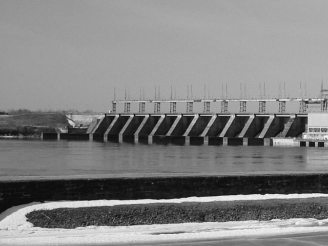 Canal de Carillon /  Carillon canal -  Québec, CANADA.  19 mars 2010 -  N & B