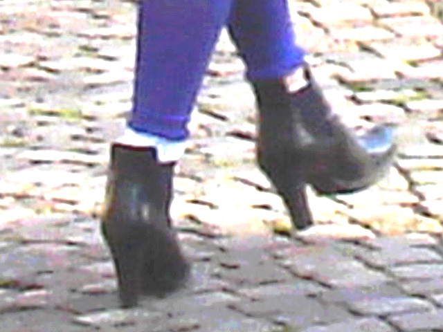 La Dame blonde Hoss Oss Fär en bottines sexy à talons hauts /  -  Hoss Oss Fär Swedish blond mature in short high-heeled Boots /  Ängelholm  /  Sweden - Suède.  23 octobre 2008 - Version iper éclairci