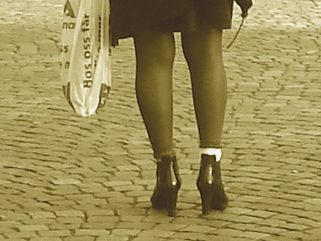 La Dame blonde Hoss Oss Fär en bottines sexy à talons hauts /  -  Hoss Oss Fär Swedish blond mature in short high-heeled Boots /  Ängelholm  /  Sweden - Suède.  23 octobre 2008 - Sepia