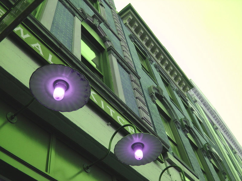 Lampadaires de façade et architecture envoûtante / Wall street lamps and enchanting architecture - Portland, Maine.  USA - 11 0ctobre 2008-  Inversion RVB