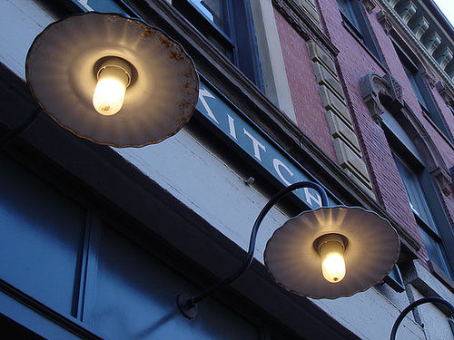 Lampadaires de façade et architecture envoûtante / Wall street lamps and enchanting architecture - Portland, Maine.  USA - 11 0ctobre 2008