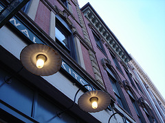 Lampadaires de façade et architecture envoûtante / Wall street lamps and enchanting architecture - Portland, Maine.  USA - 11 0ctobre 2008