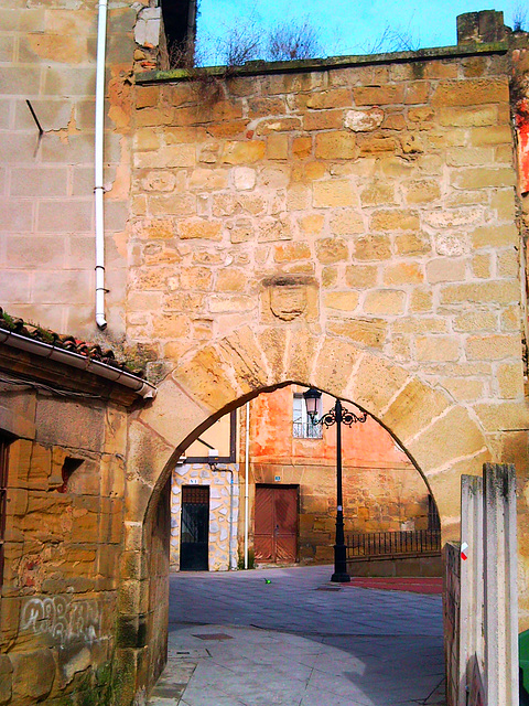 Haro (La Rioja): vieja puerta.