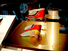 Colourful small shoes from a distant  /  Petites chaussures colorées d'un lointain passé - Bata Shoe Museum - Toronto, CANADA.  3 juillet 2007