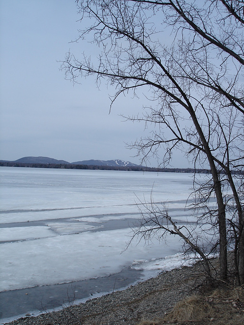 Lac Brome /  Brome lake -  Qc,   CANADA.  28 mars 2010