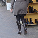 La Dame au petit vélo en bottes de cuir à talons hauts / Little bike Swedish blond Lady in medium high-heeled Boots - Ängelholm / Suède - Sweden.   23-10-2008