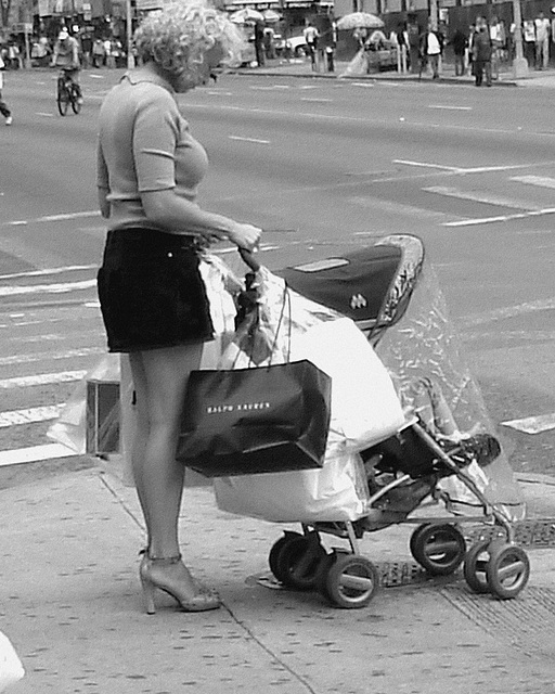 Canal street high-heeled Mom / Sexy Maman en talons hauts sur canal street - Juillet 2007 / N & B