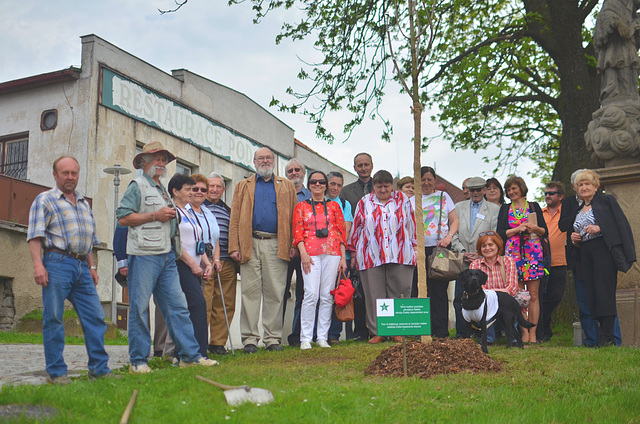 Partoprenantoj de la plantado de Esperanto-kaŝtano en Lipnice nad Sázavou