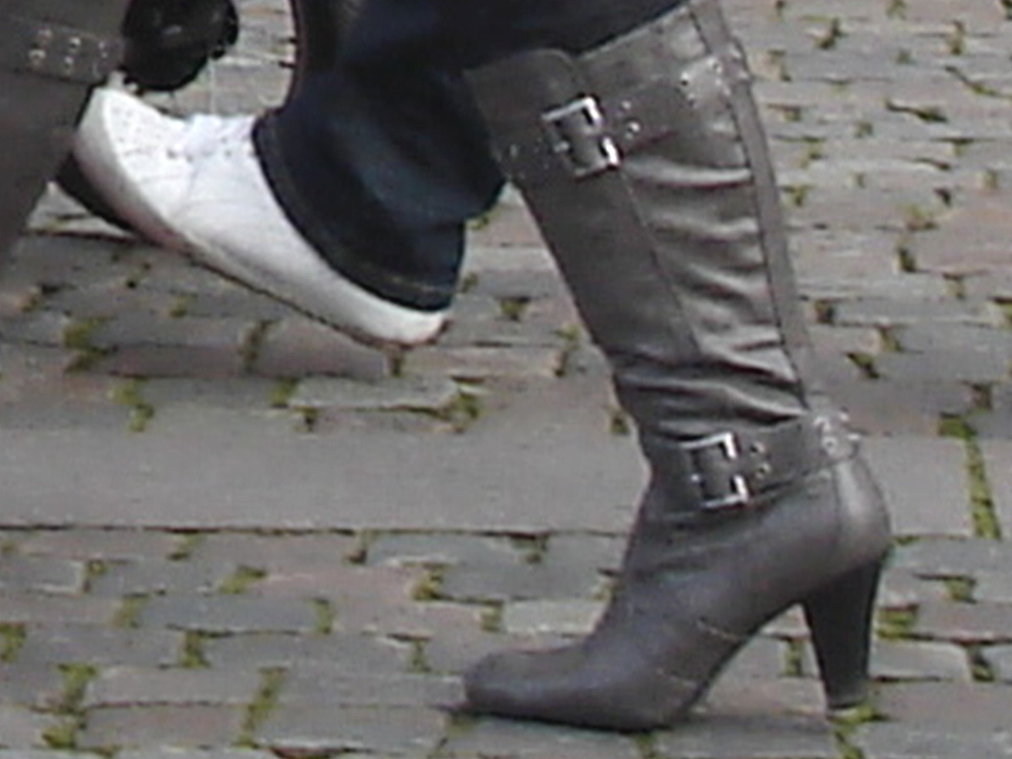 Kläd city Moms in white sneakers & high-heeled Boots / Ängelholm - Suède / Sweden.   23-10-2008