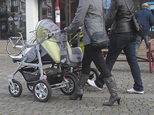 Kläd city Moms in white sneakers & high-heeled Boots / Ängelholm - Suède / Sweden.   23-10-2008