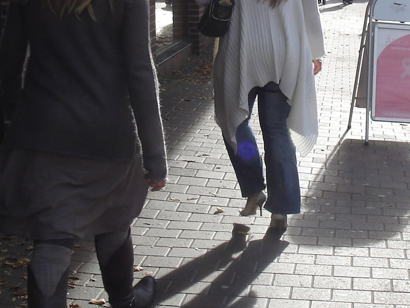 La Dame Hemlex en escarpins blancs / Hemtex Lady in white high heels shoes -  Ängelholm  /  Suède - Sweden.  23 octobre 2008 -  Photo originale - Photo Originale