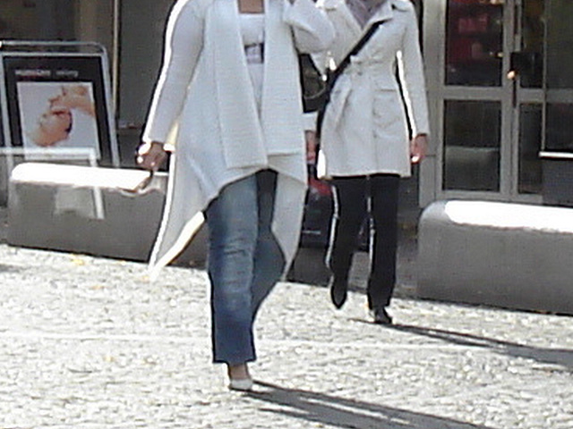 La Dame Hemlex en escarpins blancs / Hemtex Lady in white high heels shoes -  Ängelholm  /  Suède - Sweden.  23 octobre 2008