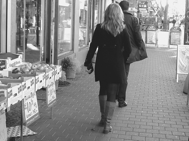 Fruits display blond in short dress and pale sexy chunky heeled boots /   Blonde suédoise en jupe courte et bottes sexy - N & B