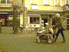 Kläd city Moms in white sneakers & high-heeled Boots / Ängelholm - Suède / Sweden.   23-10-2008  - Sepia postérisé