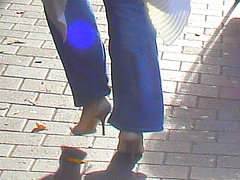 La Dame Hemlex en escarpins blancs / Hemtex Lady in white high heels shoes -  Ängelholm  /  Suède - Sweden.  23 octobre 2008 - Couleurs ravivées