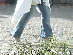 La Dame Hemlex en escarpins blancs / Hemtex Lady in white high heels shoes -  Ängelholm  /  Suède - Sweden.  23 octobre 2008