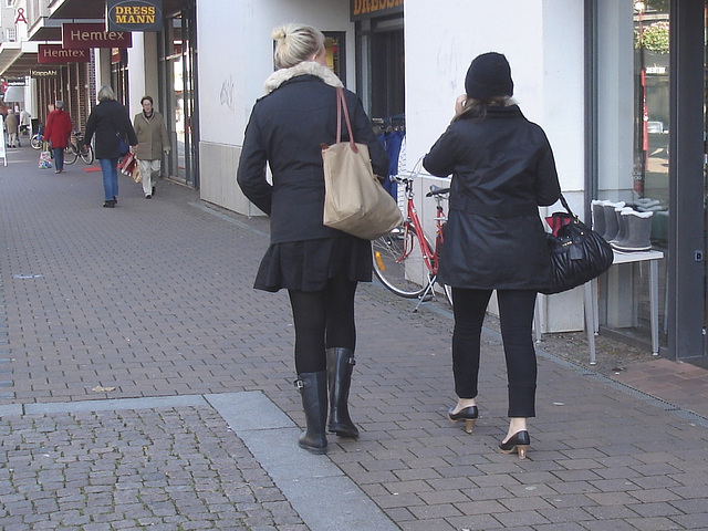 Expresso house Swedish duo - Flat boots and high heels /  Piétonnes suédoises - talons hauts et bottes à talons plats -   Ängelholm - 23-10-2008