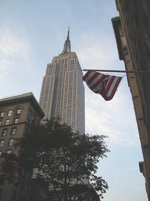 Drapeau et gratte-ciel /  New-York city - Juillet 2008