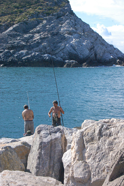 fiŝkaptistoj en Portovenere - Angler in Portovenere