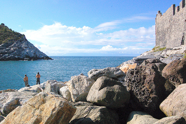 fiŝkaptistoj en Portovenere - Angler in Portovenere