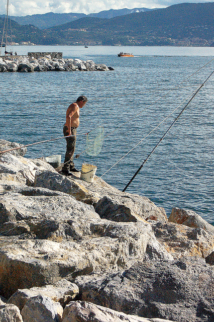 fiŝkaptisto en Portovenere - Angler in Portovenere