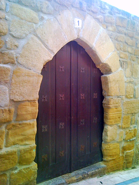 Haro (La Rioja): vieja puerta.