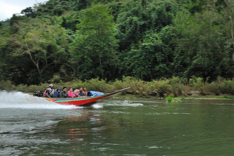 Oncoming high speed boat on the Nam Ou