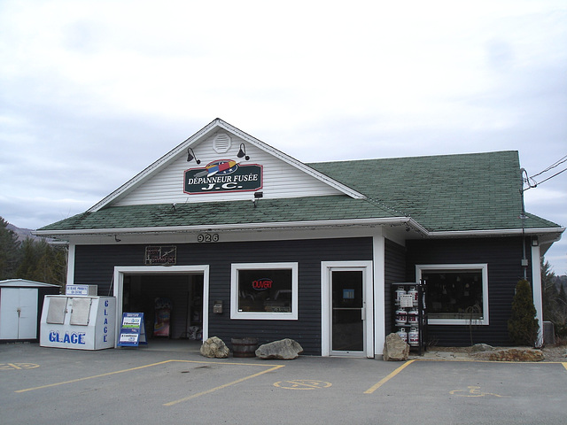 Dépanneur Fusée /  Rocket store -  South Bolton , Québec. CANADA.   28 mars 2010.