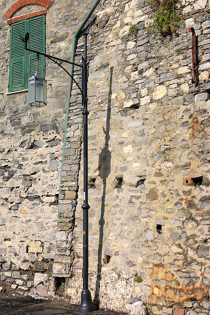 lanterno antaŭ muro - eine Laterne vor einer Mauer lanterno antaŭ muro - eine Laterne vor einer Mauer