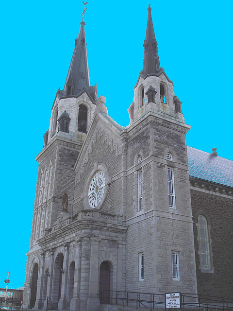 Église de Hawksbury /  Hawksbury's church . Ontario. CANADA.  19 mars 2010- Ciel bleu photofiltré