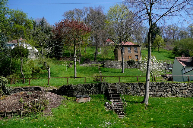 Häuser und Gärten im Frühling