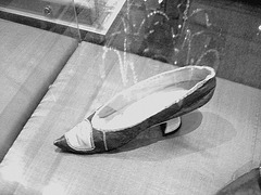 Wide rowing boat stylish heels /  Chaussures chaloupe à talons hauts - Négatif RVB -  Bata Shoe Museum. Toronto, Canada  /  3 juillet 2007- N & B