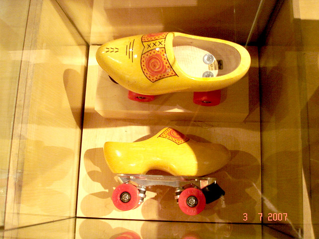Sabots roulants /  Clogs on wheels -  Bata shoe museum  /  Toronto - CANADA .  3 juillet 2007