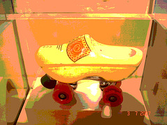 Sabots roulants /  Clogs on wheels -  Bata shoe museum  /  Toronto - CANADA .  3 juillet 2007 - Version postérisée